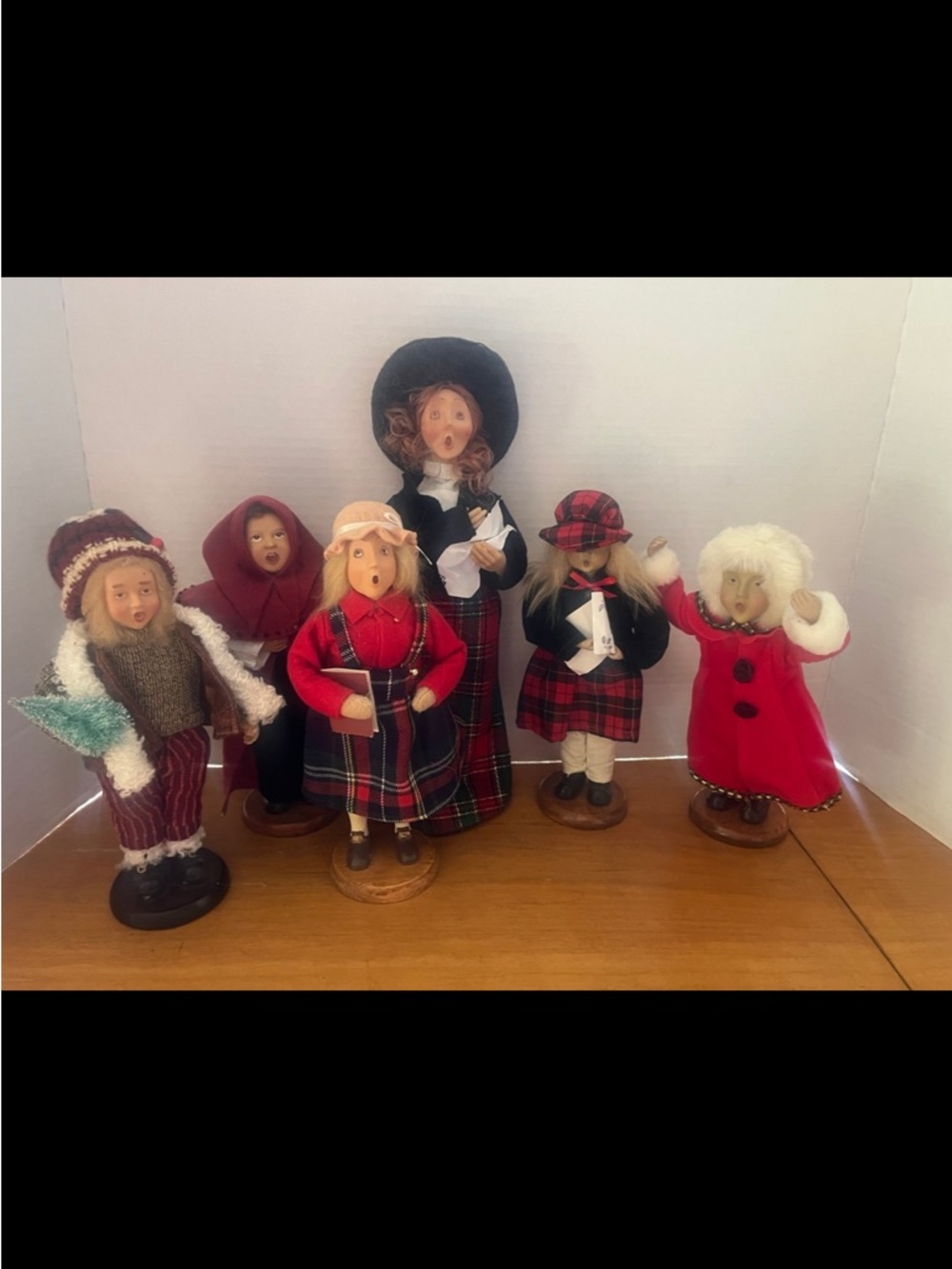 Lot of Christmas carolers